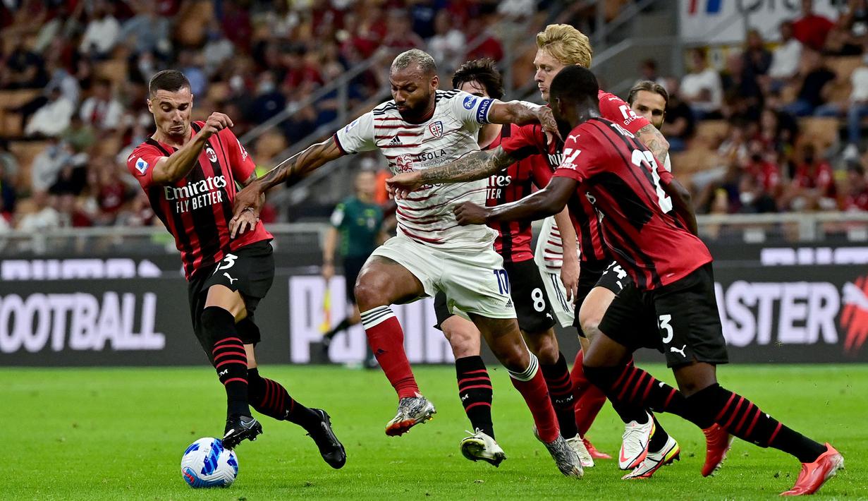 Keunggulan AC Milan tak bertahan lama usai umpan silang Joao Pedro (kiri kedua) berhasil dikonversi menjadi gol oleh Alessandro Deiola lewat tandukannya. Papan skor berubah imbang menjadi satu sama. (Foto: AFP/Miguel Medina)