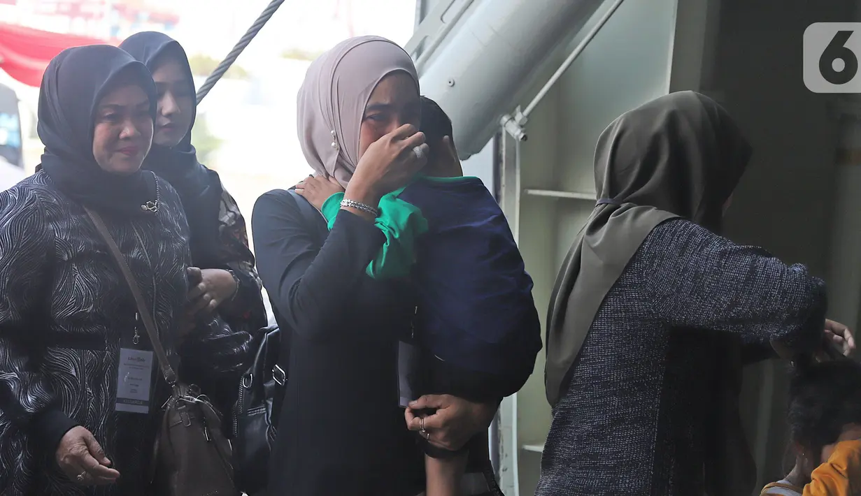 Tangis keluarga korban pesawat Lion Air JT 610 saat menaiki kapal KRI Semarang 594 di Dermaga JICT 2 Tanjung Priok, Jakarta, Selasa (29/10/2019). Mengenang setahun jatuhnya pesawat rute Jakarta-Pangkal Pinang itu, mereka melakukan tabur bunga di perairan Karawang. (Liputan6.com/Herman Zakharia)