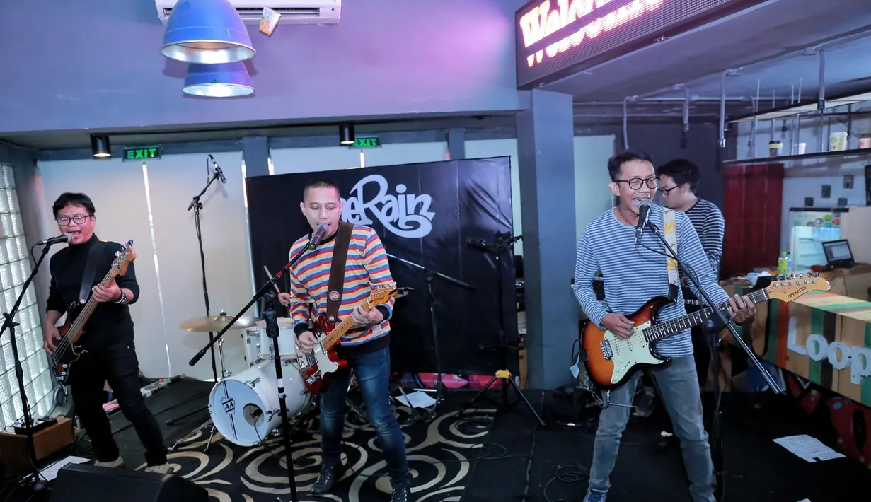 Dalam album keenam, The Rain memberikan suguhan musik yang anti-mainstream. Album berisi 11 lagu diberikan selain tiga single yang telah dikenalkan sebelumnya. (Adrian Putra/Bintang.com)