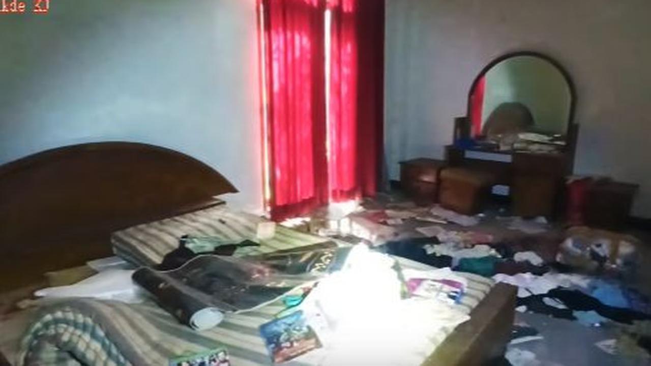 Di dekat piano, ada sebuah kamar tidur. Terlihat kamar tersebut masih dipenuhi oleh perabotan. Akan tetapi, kondisi kamar tidur tampak berantakan. <br>