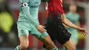 Bek Arsenal, Hector Bellerin berebut bola dengan bek Manchester United, Matteo Darmian selama pertandingan lanjutan Liga Inggris di stadion Old Trafford (5/12). MU bermain imbang 2-2 atas Arsenal. (AFP Photo/Oli Scarff)