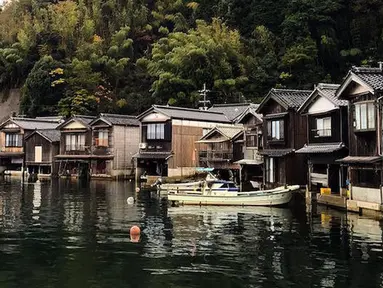 Siapa yang tidak mengagumi keindahan Venice, Italia? Ternyata ada sebuah lokasi serupa yang berada di pesisir teluk Ine di Kyoto, Jepang. Tempat indah yang biasa di sebut The Venice of Japan ini terdiri dari 230 fune-ya atau rumah pohon. (mymodernmet.com)
