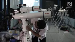 Petugas mempersiapkan teleskop yang akan digunakan untuk melihat fenomena Supermoon di Planetarium Jakarta, Selasa (30/1). Rencananya, acara nonton gerhana bulan langka besok di Planetarium Jakarta akan dimulai pukul 17.00 WIB.(Liputan6.com/Arya Manggala)