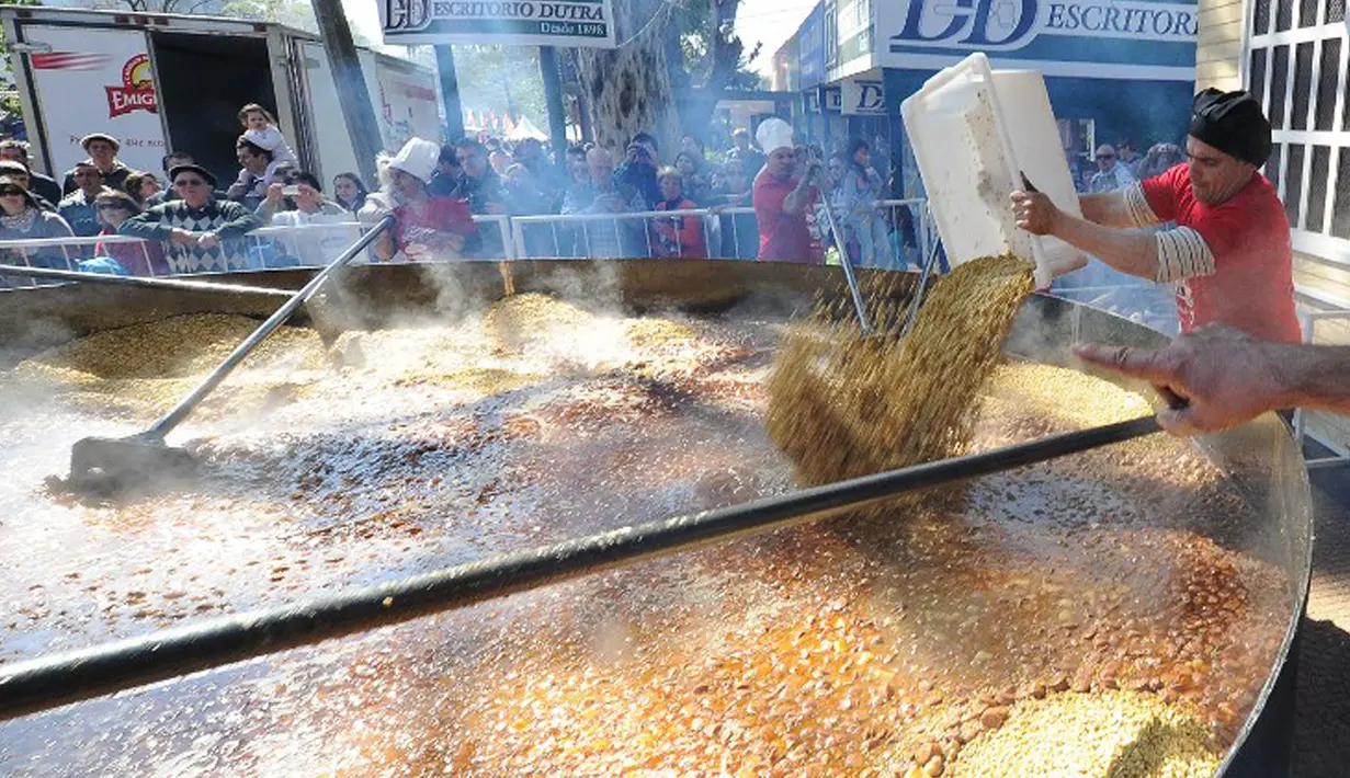 Kacang lentil rebus saat berada dalam panci raksasa untuk memecahkan rekor dunia Guinness Record pada acara Prado Rural di Montevideo, Uruguay, Minggu (13/9/2015). Kacang tersebut cukup untuk memberi makan 10.000 orang. (AFP PHOTO/Miguel Rojo)