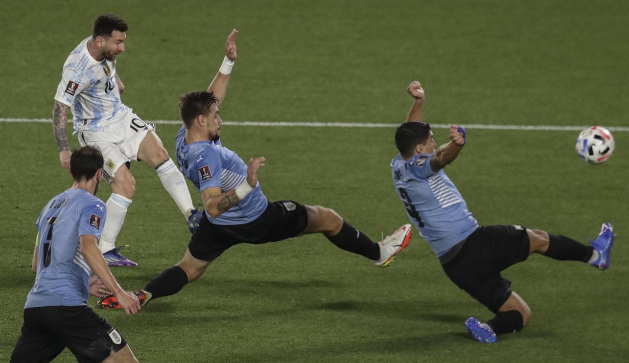 Timnas Argentina berhasil unggul lebih dulu. Umpan dari Giovani Lo Celso mampu dikonversikan Lionel Messi menjadi gol dengan tembakan keras ke gawang Uruguay yang dijaga Fernando Muslera. (AFP/Alejandro Pagni)