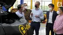 CEO LMI, Eddy Mumin berbincang dengan President Director PT BQuik Otomotif Indonesia Vincent Lennert Goettsch di B-Quik Pluit Village, Jakarta, Kamis (29/04/2021). Kehadiran B-Quik yang menempati area sekitar 400m2 di mal dapat melengkapi fasilitas dan keberagaman tenant. (Liputan6.com/Fery Pradolo)