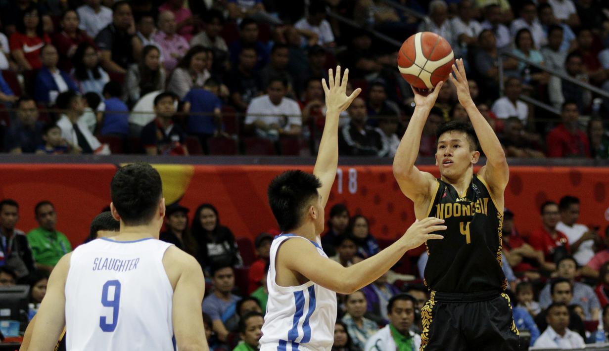 Pebasket Indonesia, Abraham Damar, melakukan shooting saat melawan Filipina pada semifinal SEA Games 2019 di Mall Of Asia Arena, Manila, Senin (9/12). Indonesia kalah 97-70 dari Filipina. (Bola.com/ M Iqbal Ichsan)