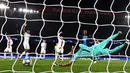 Kiper Paris Saint-Germain, Keylor Navas (jersey hijau) melakukan penyelamatan saat bertanding melawan Club Brugge pada pertandingan Grup A Liga Champions di stadion Parc des Princes di Paris (6/11/2019). PSG menang 1-0 atas Club Brugge dan melaju ke babak 16 besar. (AFP Photo/Franck Fife)