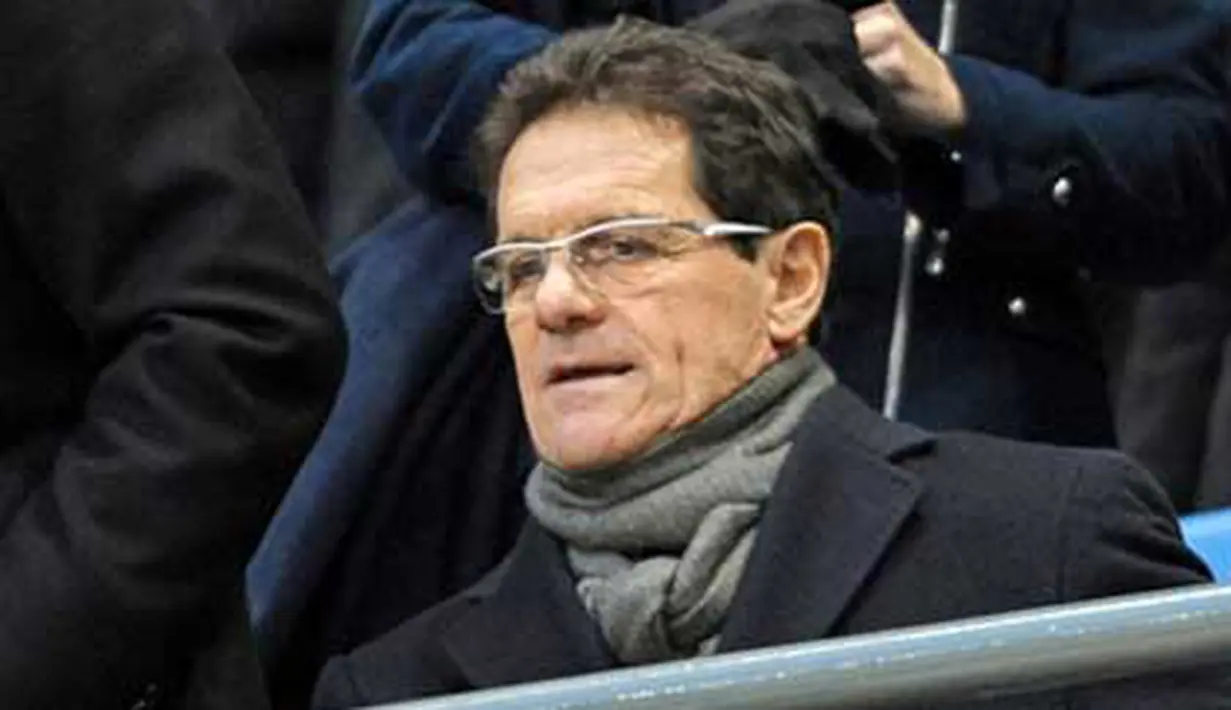 Pelatih Inggris, Fabio Capello duduk di tribun menyaksikan laga putaran kelima FA Cup antara Manchester City dan Stoke City di City of Manchester Stadium, 13 Februari 2010. AFP PHOTO / ANDREW YATES