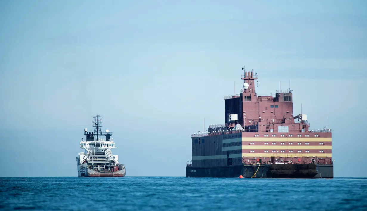 Academy Lomonosov bergerak melewati Pulau Langeland, Denmark menuju Murmansk di barat laut Rusia, (4/5). Academy Lomonosov menjadi pembangkit listrik tenaga nuklir terapung pertama di dunia. (AFP Photo/Ritzau Scanpix/Tim Kildeborg Jensen/Denmark Out)