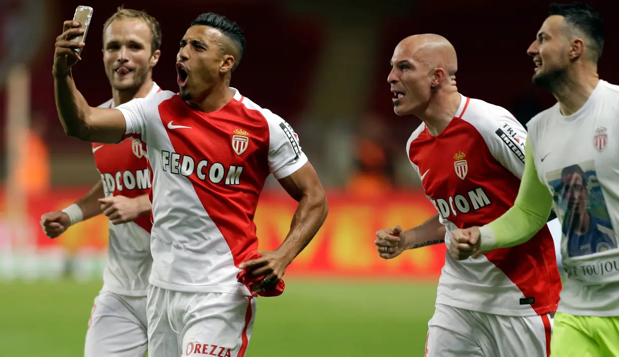 Pemain Monaco merayakan kemenangan atas Saint Etienne pada pertandingan pekan ke-37 di Stadion Stade Louis II, Kamis (18/5) dini hari. AS Monaco menang 2-0 dan berhasil merengkuh trofi Liga Prancis (Ligue 1). (AP Photo/Claude Paris)