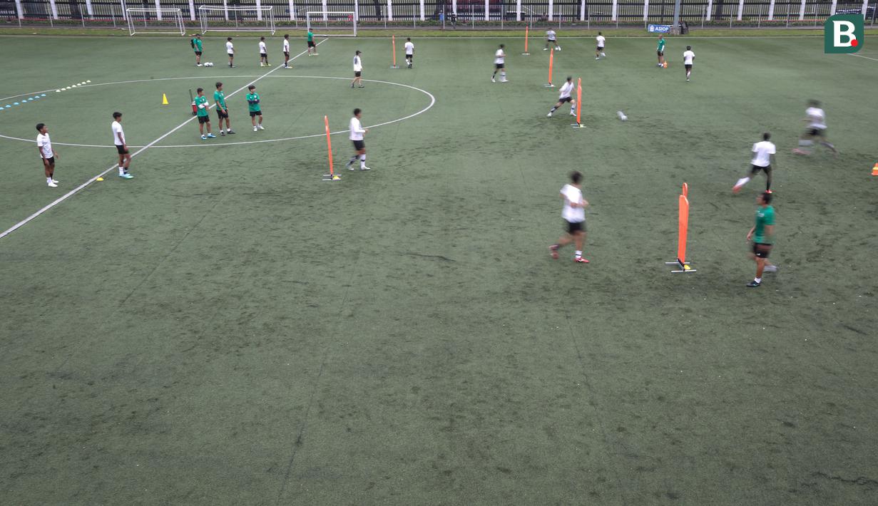<p>Pemain Timnas Indonesia U-20 melakukan latihan terbuka untuk Piala Asia U-20 2023 di Lapangan C, Kompleks Stadion Utama Gelora Bung Karno (SUGBK), Jakarta, Rabu (08/02/2023). Ajang ini akan berlangsung pada 1 Maret 2023 mendatang. (Bola.com/Bagaskara Lazuardi)</p>