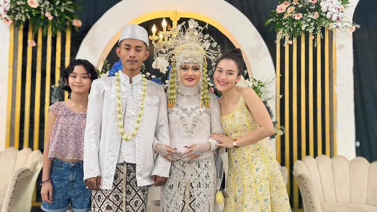 Tak Hanya Ayu Ting Ting, Begini Penampilan Keluarganya yang Juga Ikut Disorot Saat Hadir ke Pernikahan Asisten