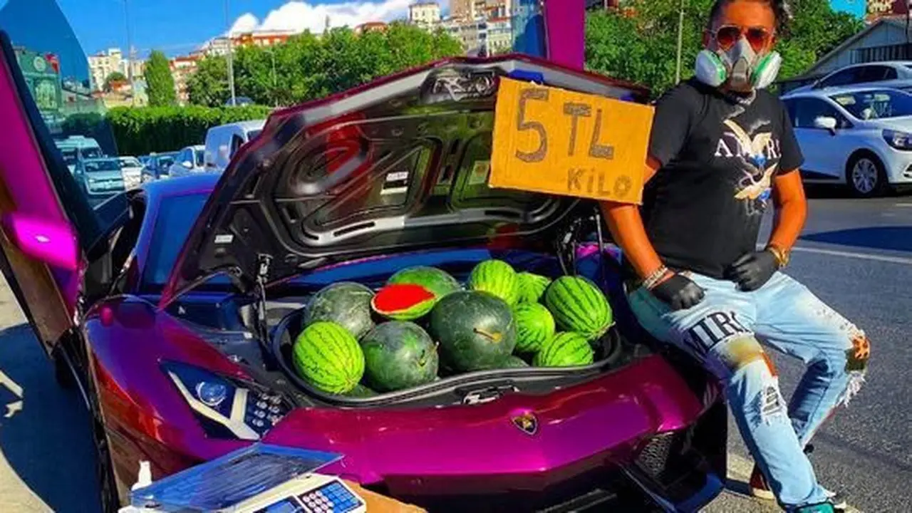 Jual semangka pakai Lamborghini Aventador