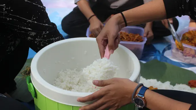 Cara menanak nasi agar tahan lama
