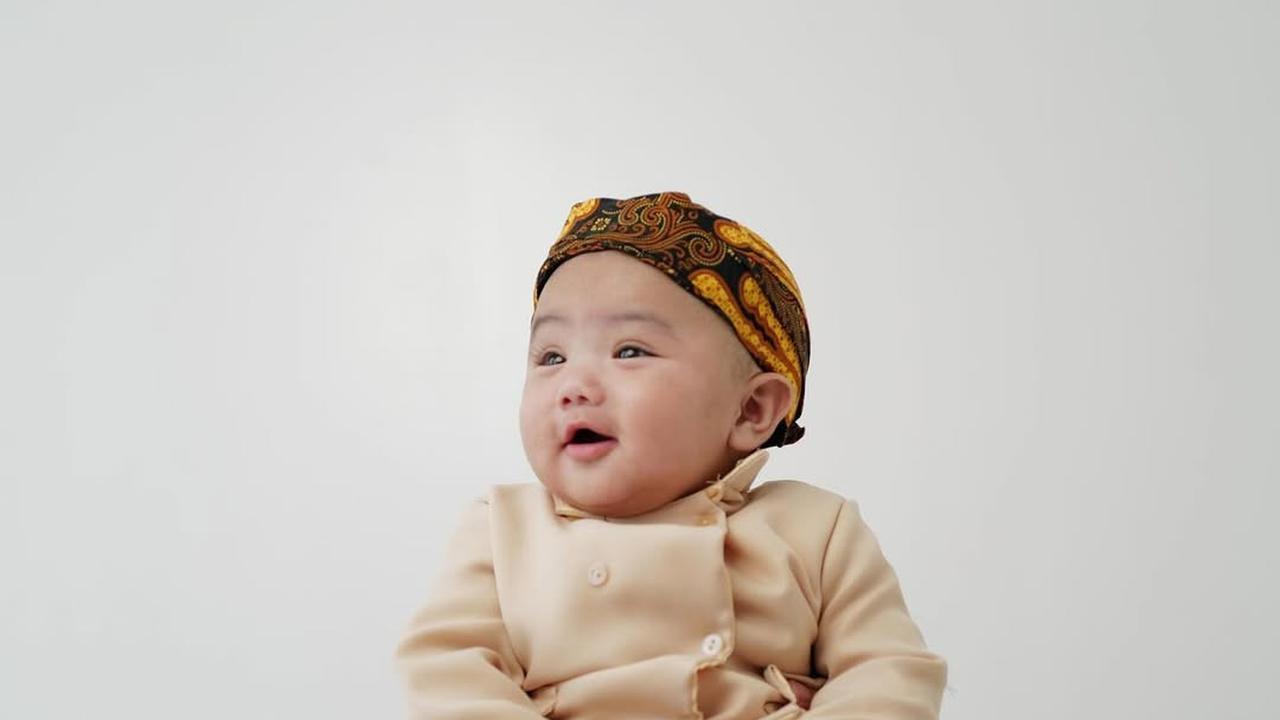 7 Potret Elio Anak Joshua Suherman dan Clairine Clay Pakai Blangkon, Gemas Maksimal
