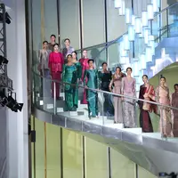 Desainer asal Malaysia, Jovian Mandagie memamerkan koleksi busana Lebaran dengan nuansa feminin (Garis Poetih)