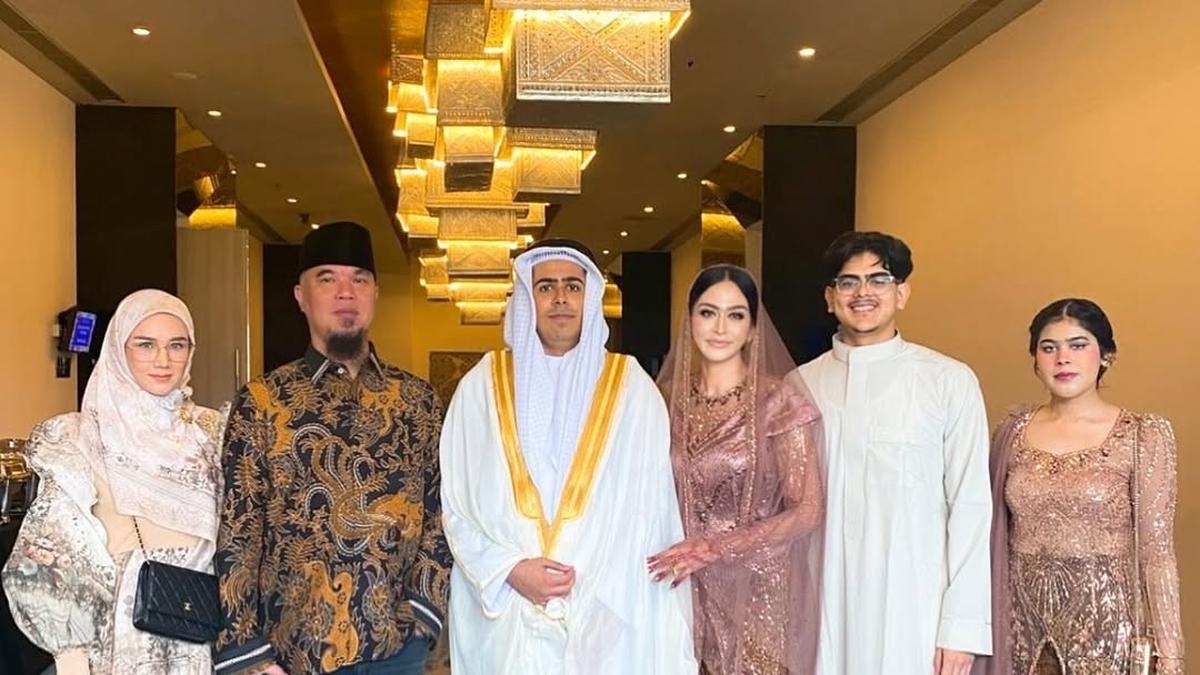 Potret Ahmad Dhani dan Mulan Jameela Kondangan di Bali, Tampil Elegan dengan Gaya Vintage