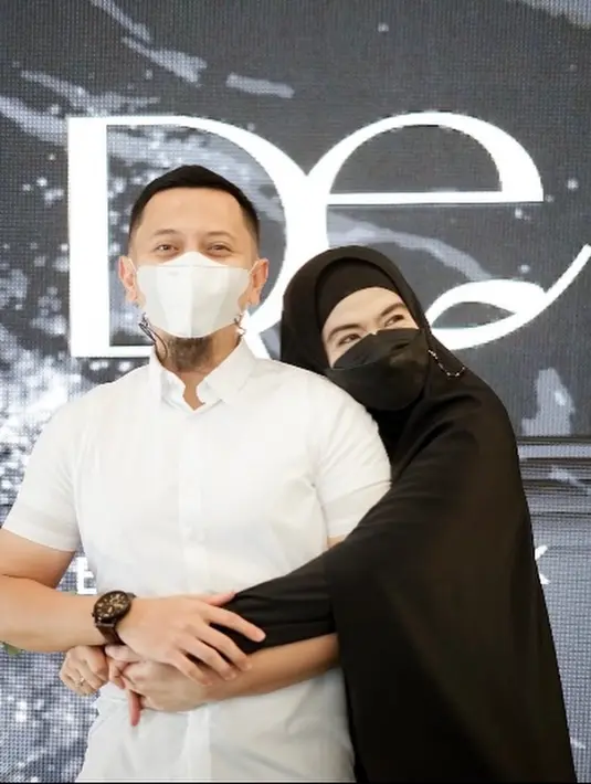 Usahanya tersebut merupakan digagas bersama sang suami, Alzipco Hefzi. (Instagram @yuliarachman_dearblack.id)