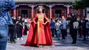 Seorang model menampilkan cheongsam, juga dikenal sebagai qipao, selama Festival Budaya Cheongsam Shenyang di Istana Kekaisaran Shenyang di Shenyang, provinsi Liaoning, Chiina, Rabu (23/9/2020). (Photo by STR / AFP)