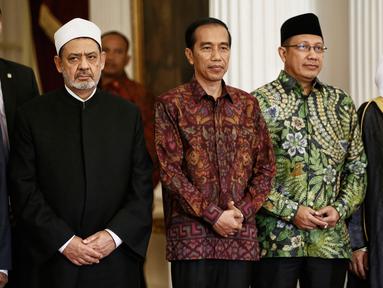 Presiden Joko Widodo foto bersama dengan Grand Syeikh Al Azhar Ahmed Muhammad Ahmed El Tayeb di Istana Merdeka, Jakarta, Senin (22/2). Kunjungan El Tayeb membahas ajaran Islam yang moderat dan rahmatan lil alamin. (Liputan6.com/Faizal Fanani)