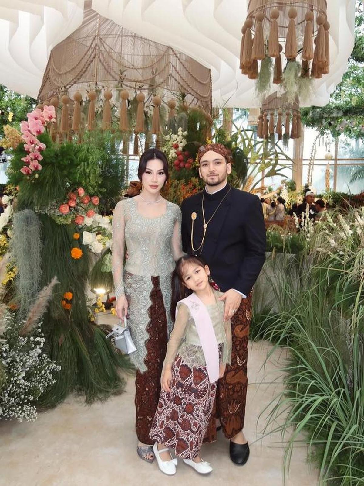 6 Potret Kebaya Para Menantu Keluarga Cendana di Pernikahan Darma Mangkuluhur