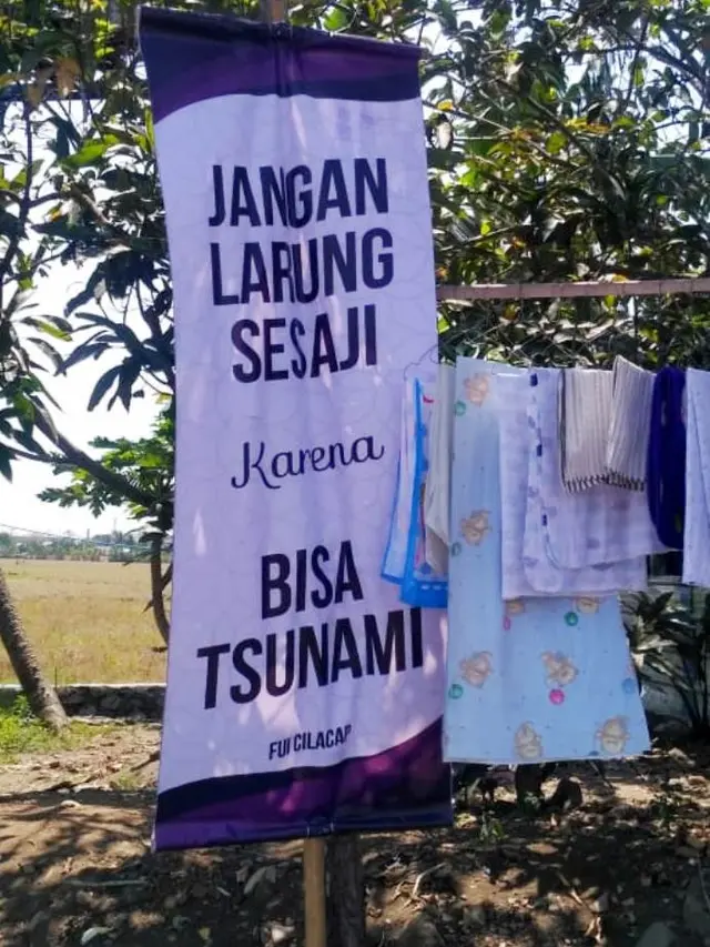 Banner atau spanduk bernada provokatif muncul di Cilacap jelang sedekah laut Cilacap. (Foto: Liputan6.com/Taufik H untuk Muhamad Ridlo)