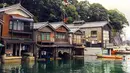 Hanya saja jangan berharap ada budaya barat atau modern di sini. Sebab, daerah yang terletak di Kyoto ini sebenarnya biasa dikenal sebagai 'Desa Perahu' yang ditinggali oleh penduduk asli di 230 rumah perahu. (mymodernmet.com)