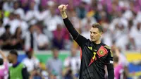 Kiper Jerman, Manuel Neuer menyapa fans setelah laga Grup A Euro 2024 melawan Hungaria di Stuttgart Arena, Stuttgart, Jerman, Rabu (19/06/2024). (AP Photo/Matthias Schrader)