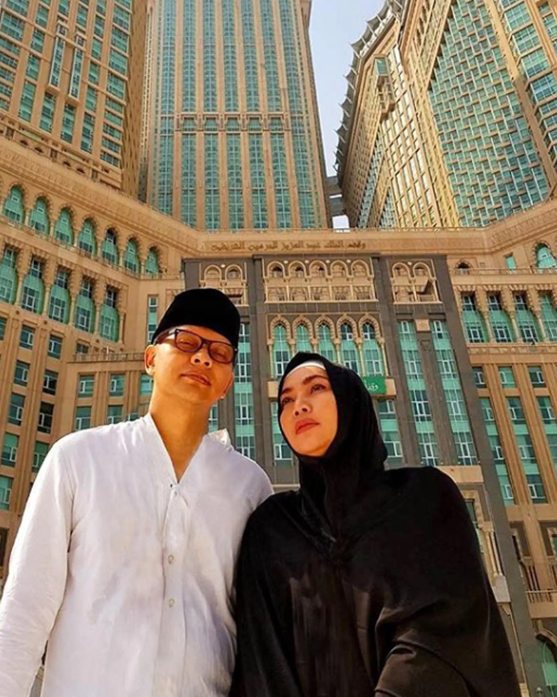 Armand Maulana dan Dewi Gita saat melakukan ibadah haji. (Instagram)