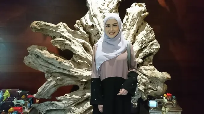 Celoteh Revalina S Temat Merancang Hijab Bertabur Swarovski