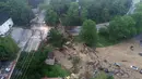 Pemandangan kehancuran akibat banjir bandang yang melanda Ellicott City, Maryland, Amerika Serikat, Senin (28/5). Banjir bandang merusak rumah, toko, restoran, dan bangunan lainnya. (DroneBase via AP)