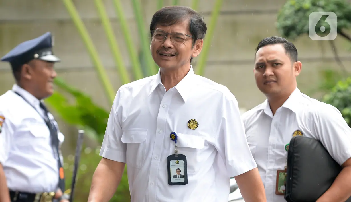 Direktur Jenderal Ketenagalistrikan (Gatrik) Kementerian ESDM, Rida Mulyana  tiba di Gedung KPK, Jakarta, Kamis (5/3/2020). Kedatangan Rida Mulyana untuk rapat kordinasi bersama Menteri ESDM Arifin Tasrif dan pimpinan KPK terkait pengolahan sampah menjadi tenaga listrik. (merdeka.com/Dwi Narwoko)