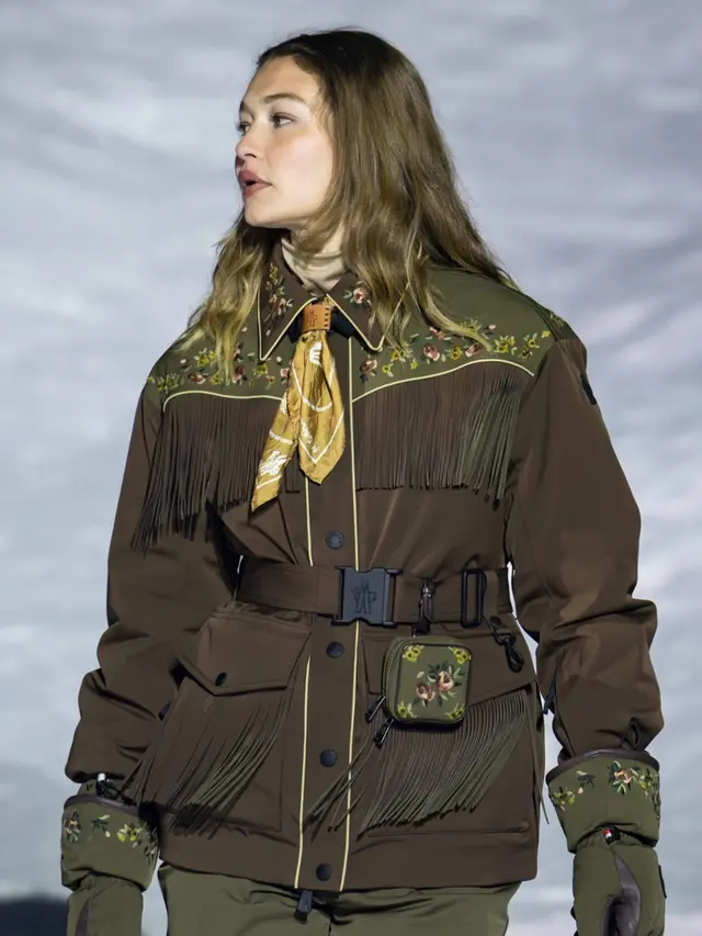 Gigi Hadid Hadir di Fashion Show Moncler di Aspen. [@Moncler]