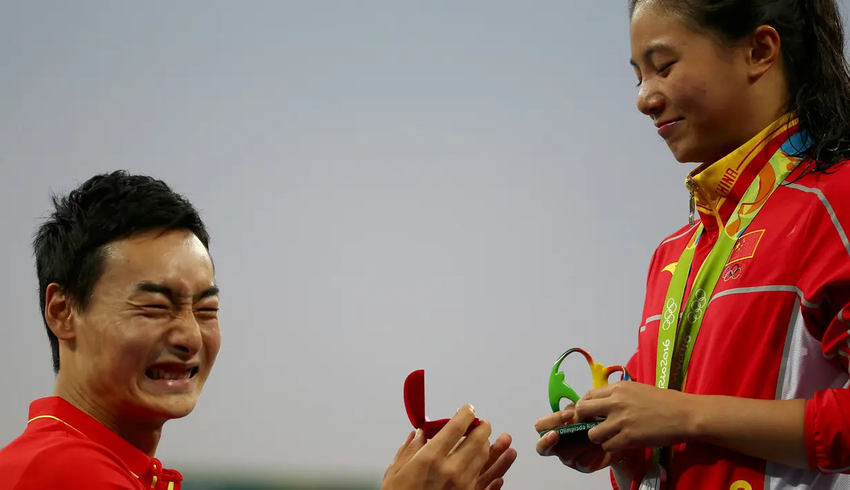 Ekspresi Atlet loncat indah, He Zi dan kekasihnya Qin Kia saat momen lamaran pada Olimpiade 2016 di Rio de Janeiro, Brasil, (14/8). Pasangan kekasih atlet Cina tersebut diketahui telah menjalin asmara selama 6 tahun. (REUTERS/Michael Dalder)