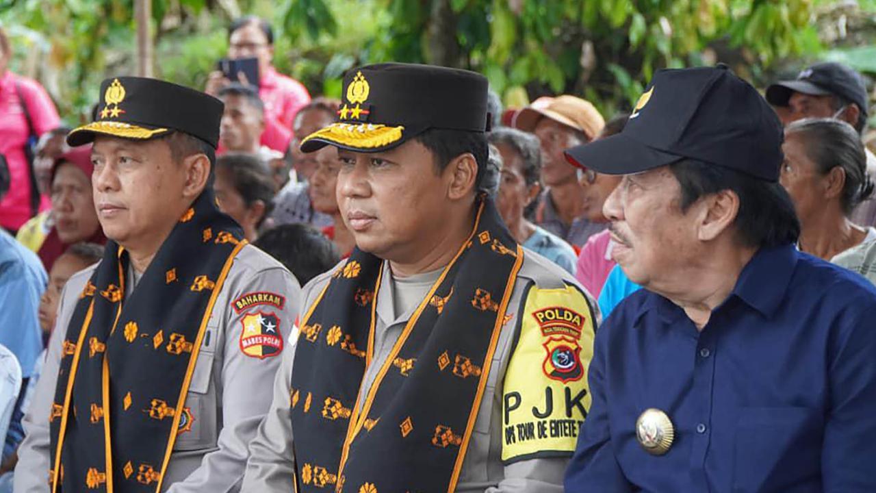 FOTO: Polri Salurkan Bantuan untuk Korban Banjir Bandang Mauponggo
