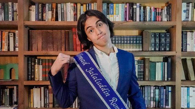 Potret El Rumi merayakan kelulusan dari University of Westminster, Inggris (https://www.instagram.com/p/CSY9bp1BBs7/)