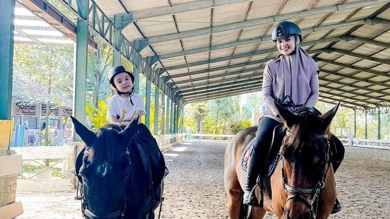Potret Irwansyah saat mengabadikan sang istri, Zaskia Sungkar dan anaknya, Ukkasya berkuda bersama. Irwansyah dan Zaskia ingin menularkan hobi berkuda kepada anak laki-lakinya tersebut.<br>