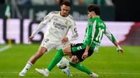 Trent Alexander-Arnold dari Real Madrid, kiri, dan Abde Ezzalzouli dari Betis berebut bola selama pertandingan  La Liga antara Real Betis dan Real Madrid di Sevilla, Spanyol, Sabtu (25-4-2026) dini hari WIB. (AP Photo/Jose Breton)