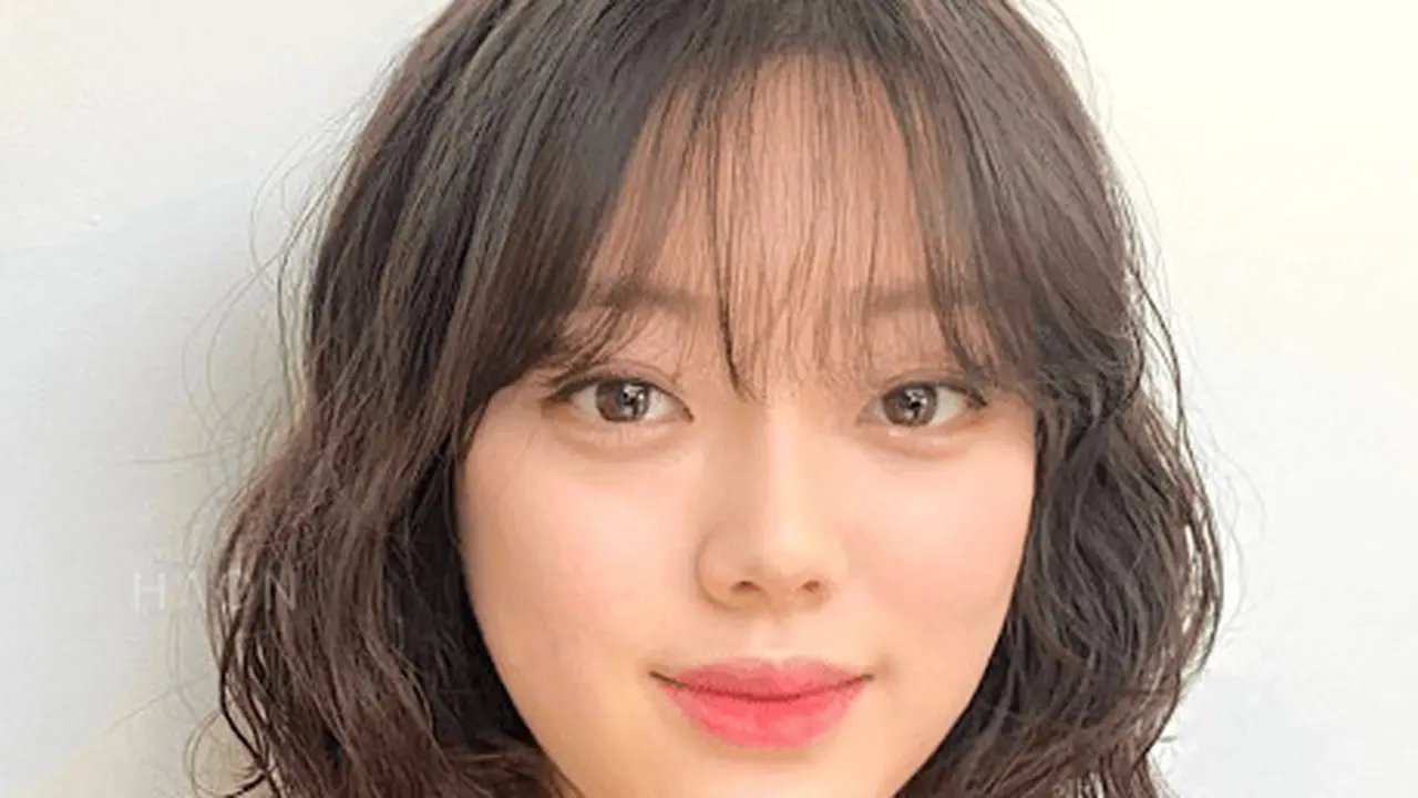 Model Rambut Korea Bergelombang untuk Rambut Pendek (Foto: myglamm.com)
