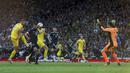 Pemain Ukraina Andriy Yarmolenko (kiri) mencetak gol ke gawang Skotlandia pada pertandingan play-off kualifikasi Piala Dunia 2022 di Hampden Park Stadium, Glasgow, Skotlandia, 1 Juni 2022. Ukraina menang 3-1. (AP Photo/Scott Heppell)