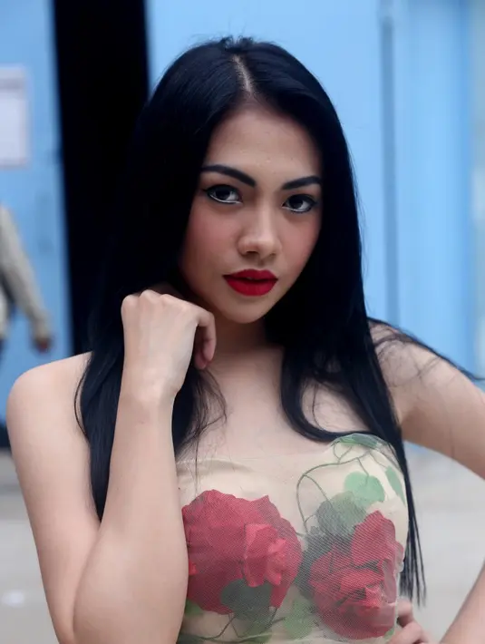 Untuk ke jenjang yang lebih serius, Kezia Karamoy sendiri mencari pasangan yang seiman dengannya. (Andy Masela/Bintang.com)