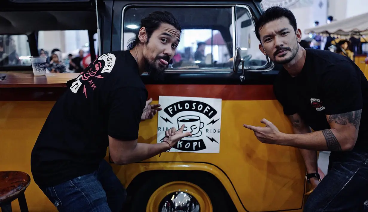 Chicco sendirinya saja sudah membuat para wanita terpesona, apalagi kalau ia bersama dengan partnernya di filosofi Kopi, Rio Dewanto. Kehadiran Chicco dan papa ganteng yang satu ini berhasil banget menarik perhatian wanita. (Instagram/chicco.jerikho)