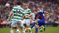 Aksi gelandang muda Barcelona, Sergi Samper, pada laga melawan Glasgow Celtic di ICC 2016. (Reuters/Juan Medina)