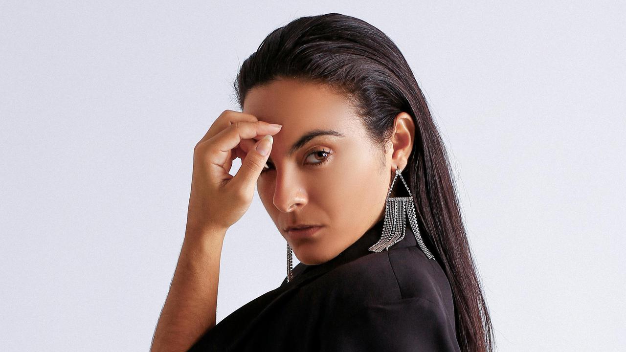 baju hitam serius mandiri tegas tegar tangguh ketus sinis