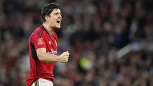 Pemain Manchester United, Harry Maguire, merayakan kemenangan atas Liverpool pada babak perempat final Piala FA 2023/2024 di Old Trafford, Minggu (17/03/2024). (AP Photo/Dave Thompson)