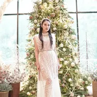 Tak perlu bingung outfit untuk rayakan natal, kamu bisa meniru gaya Sandra Dewi
