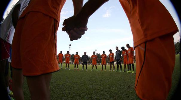 Pemain Persipura berdoa seusai berlatih di Lapangan C Gelora Bung Karno, Senayan, Jakarta. Selasa (5/5). Persipura akan bertolak ke India guna menghadapi Bengaluru FC dalam Piala AFC 2015. (bola.com/Arief Bagus)