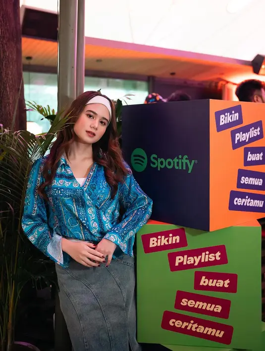 Melengkapi busana retronya, Tissa Biani kenakan ankle boots heels beige dengan bandana yang senada [@tissabiani]