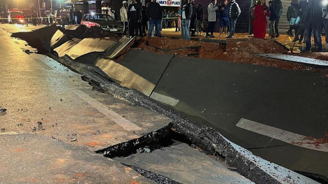 Ledakan yang dilaporkan cukup dahsyat itu  juga menggulingkan banyak kendaraan yang parkir maupun yang sedang melintas di atasnya.

Sedikitnya 34 kendaraan rusak, dengan beberapa di antaranya terbalik di atas kendaraan lain.